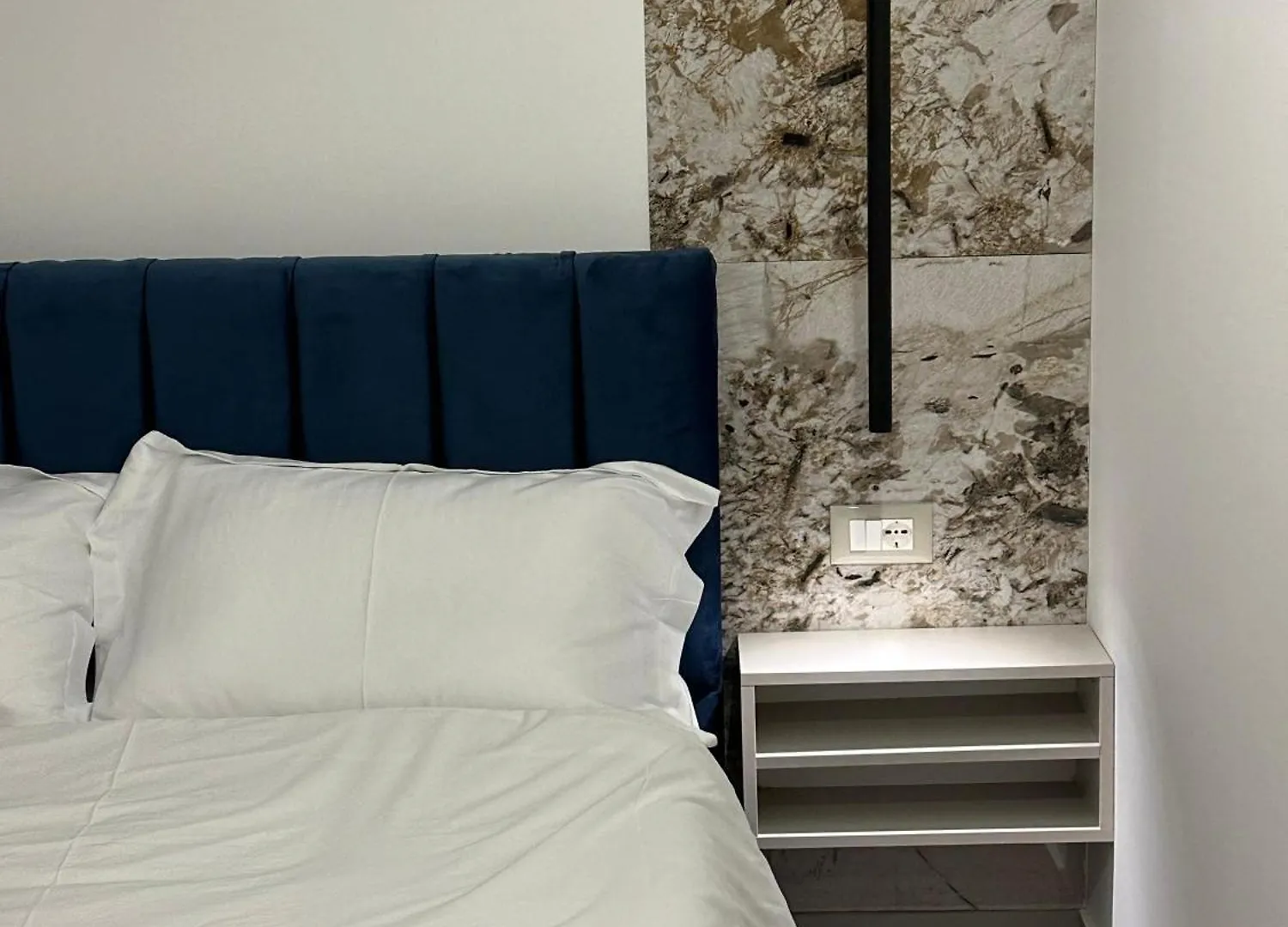 Azure Apartments Luxe 1 contacts